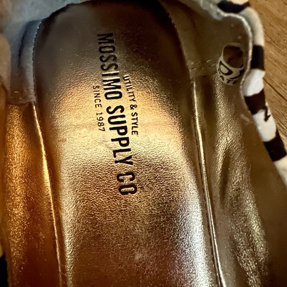 Women’s size 8 Mossimo zebra stripped flats - Picture 3 of 5
